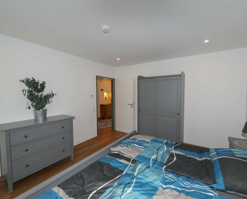 Wohnung_Unterdeck_Schlafzimmer_Doppelbett